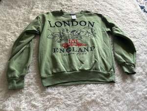 Disney 101 Dalmatians London England Embroidered Green Crewneck Sweatshirt Small